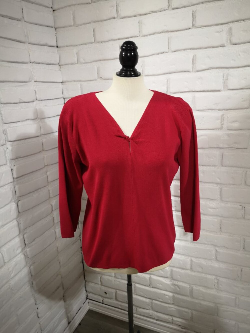 Sag Harbor Ladies Size XL Red 3/4 Sleeves V-neck w/ Small Twist Sweater